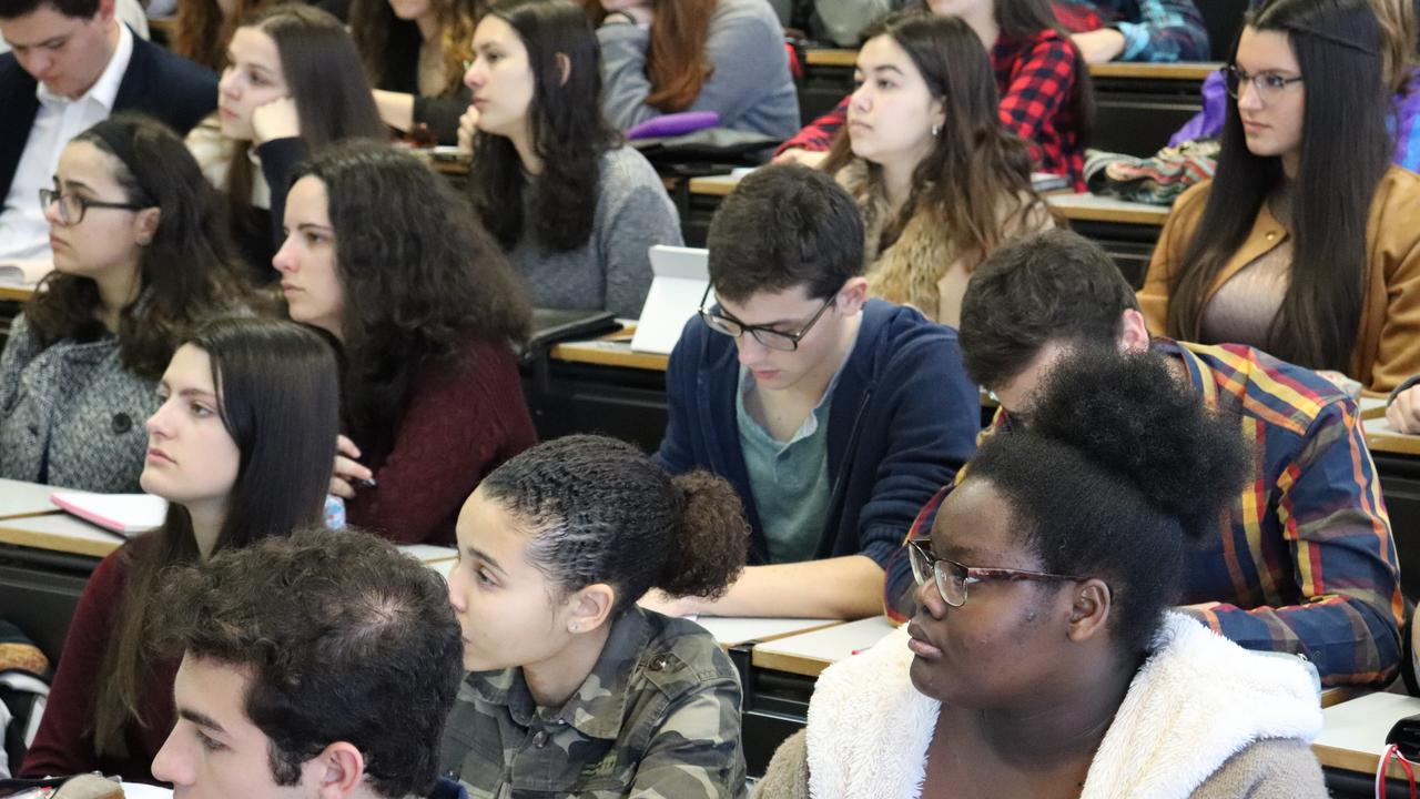 Estudantes numa sala de aula