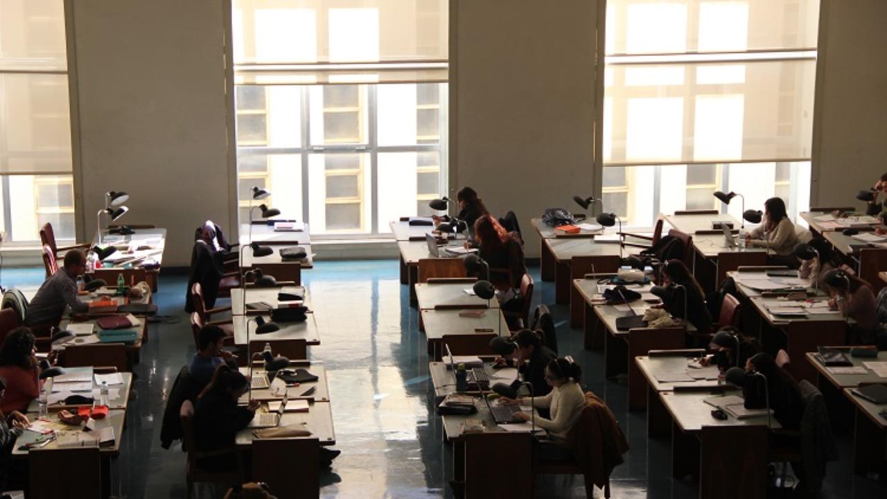 Estudantes na sala da Biblioteca Geral
