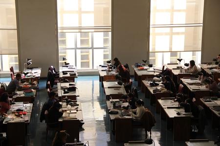 Estudantes na sala da Biblioteca Geral