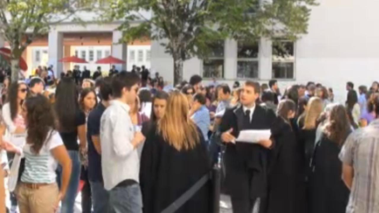 Grupo de Estudante com traje académico, na Rua Larga, Polo 1 da UC