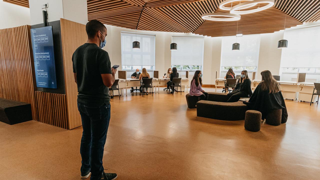 Sala de atendimento presencial no Student Hub
