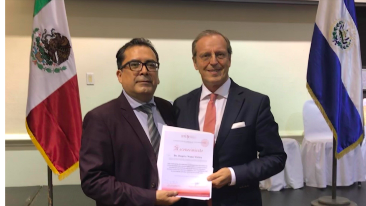 Foto: O Prof. Rene López entrega a Duarte Nuno Vieira, o Diploma de Reconhecimento do Instituto Forense y Pericial de Latinoamerica.