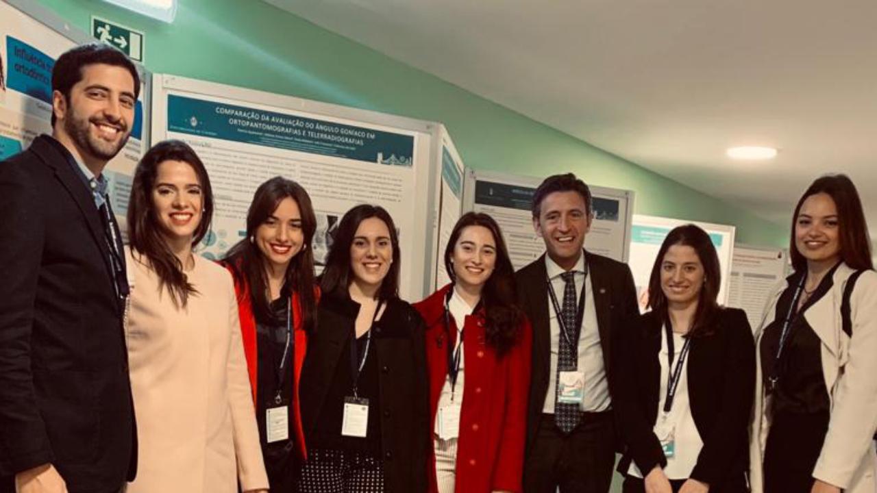 Foto: (direita-esquerda) Adriana Guimarães, Inês Francisco, Francisco do Vale, Mariana Rodrigues e restantes alunos da Pós-graduação em Ortodontia da FMUC