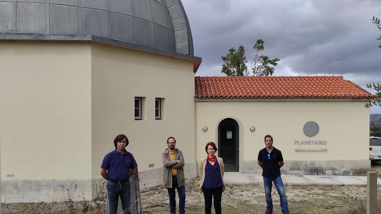 (da esquerda para a direita): José Pinto da Cunha (DF), João Fernandes (DM), Alexandra Pais (DF) e Fernando Carlos Lopes (DCT). Local: Planetário do Observatório Geofísico e Astronómico da Universidade de Coimbra