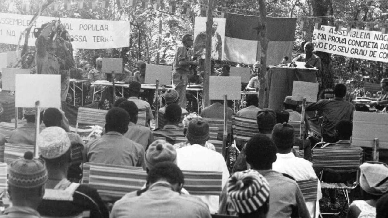 1973, “Aristides Pereira discursando na I Assembleia Nacional Popular da Guiné-Bissau, na região libertada de Madina de Boé”
