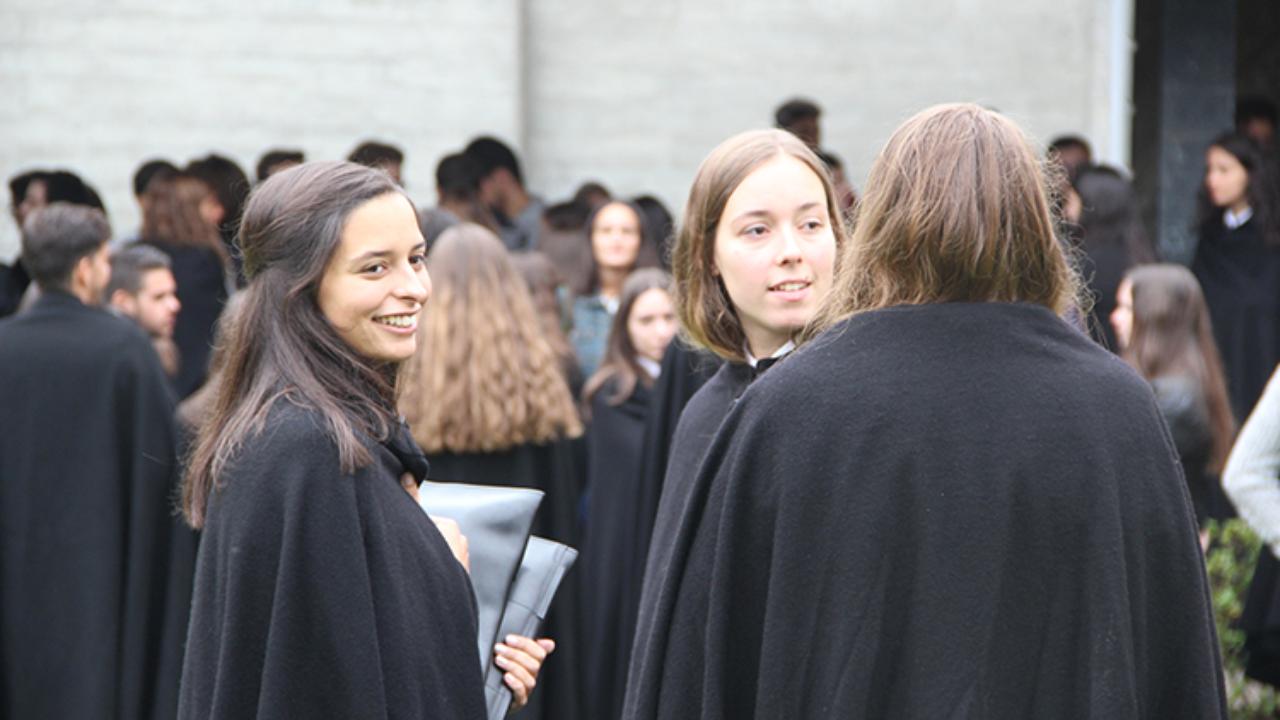 Estudantes com o traje académico da UC
