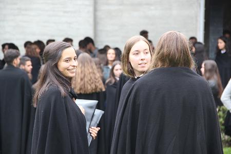 Estudantes com o traje académico da UC