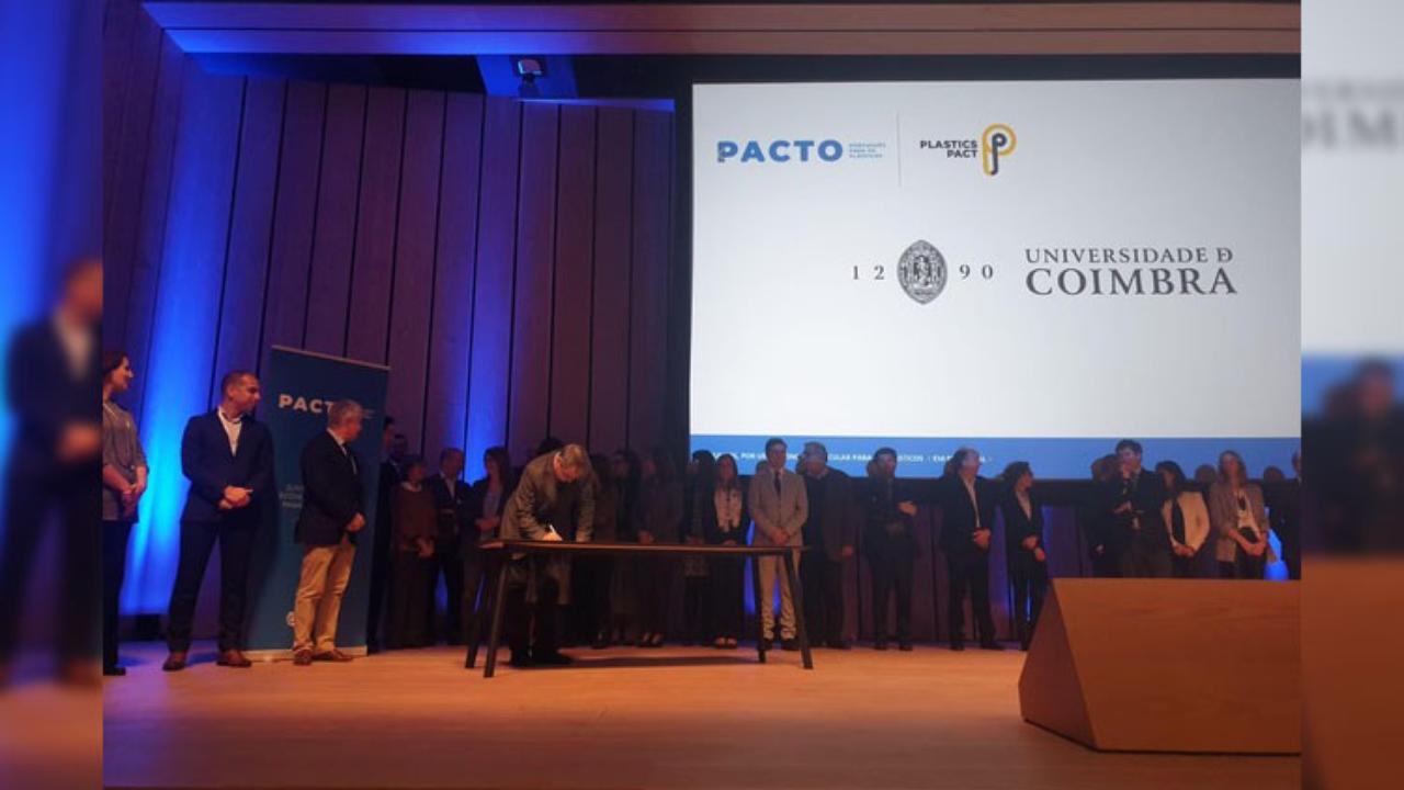 Luís Simões da Silva, Vice-Reitor da Universidade de Coimbra, no momento da assinatura do Pacto.