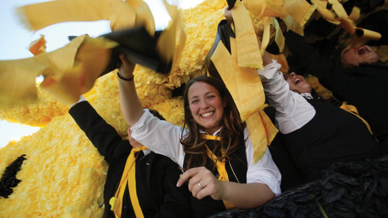 Estudantes trajados em festa académica (fitas amarelas)