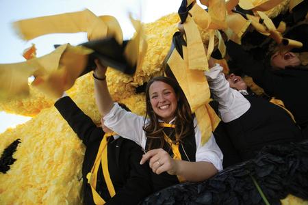 Estudantes trajados em festa académica (fitas amarelas)