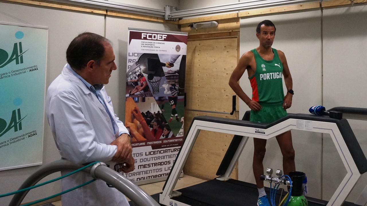 Treino de João Vieira na sala térmica do Laboratório de Aerodinâmica Industrial da FCTUC