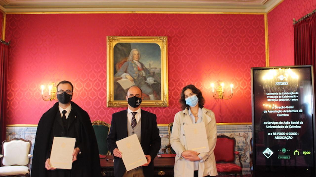 Na foto: João Assunção, Presidente da Associação Académica de Coimbra; António Figueiredo, Vice-Reitor da UC para a Qualidade, Desporto e Serviços de Ação Social; e Luísa Coelho, da equipa de gestão de voluntários da Re-Food.