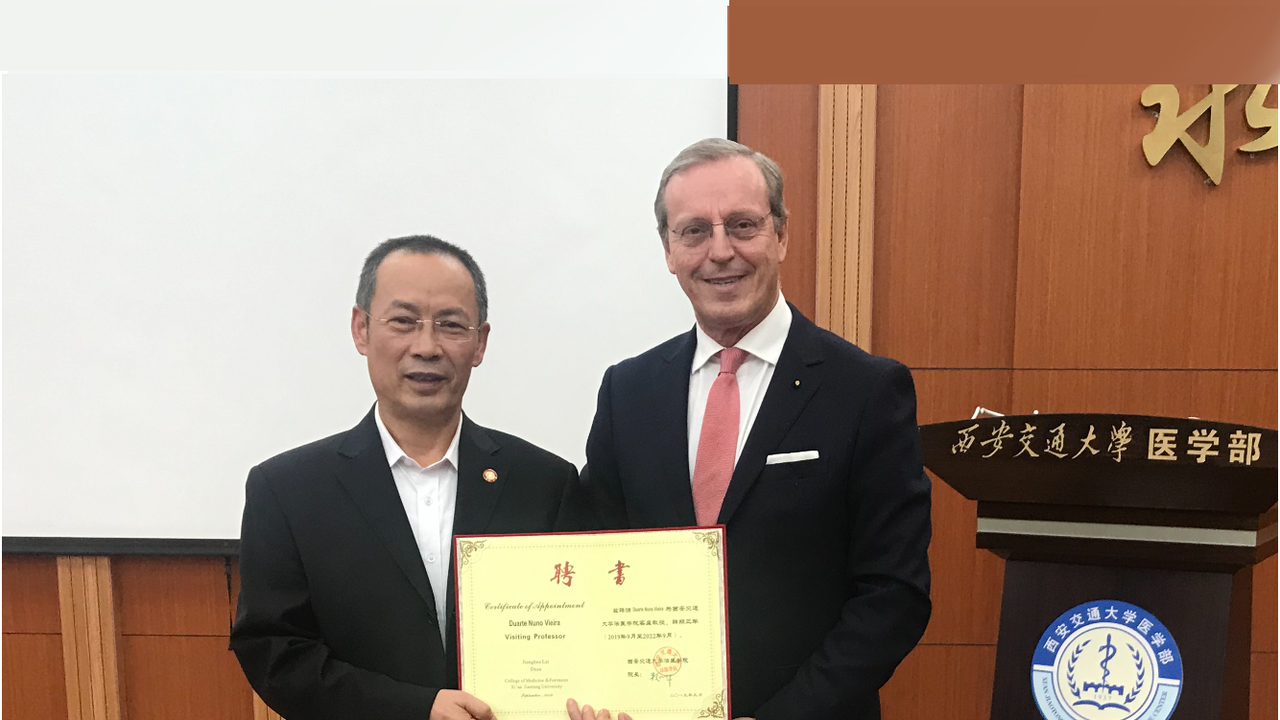 Diretor da Faculdade de Medicina da Universidade de Xi'an Jiaotong, Jianghua Lai, com Duarte Nuno Vieira